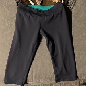 🔥Zella Gray Biking Shorts Size:S Green material inside. Check pictures.